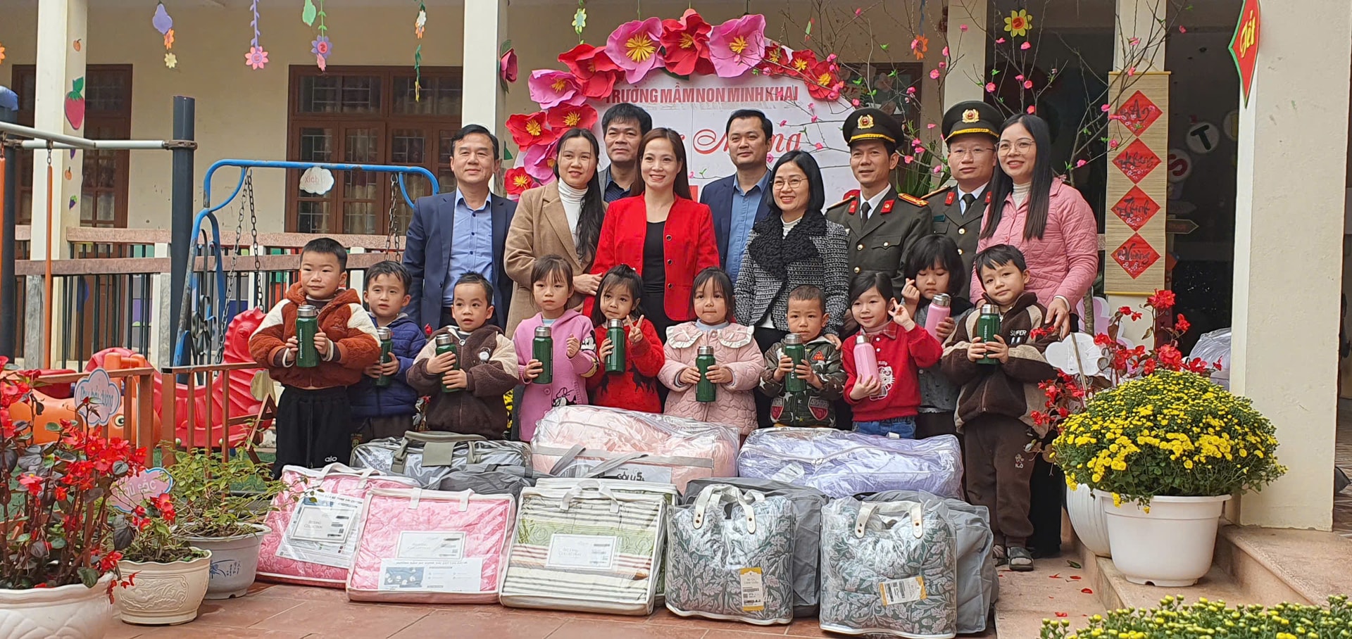 2 tỷ đồng trao tặng quà thiết yếu cho trẻ có hoàn cảnh khó khăn tại 3 tỉnh- Ảnh 1.