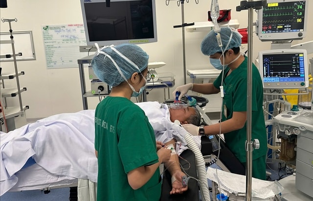 Cấp cứu đường không từ Trường Sa cứu bệnh nhân viêm ruột thừa biến chứng nặng- Ảnh 2. Cấp cứu đường không từ Trường Sa cứu bệnh nhân viêm ruột thừa biến chứng nặng- Ảnh 2.