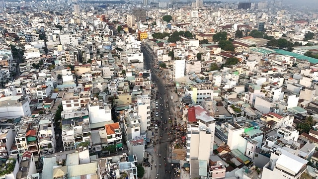 Dãy cột điện ‘án ngữ’ giữa tuyến đường hơn nghìn tỷ đồng ở TPHCM- Ảnh 1.