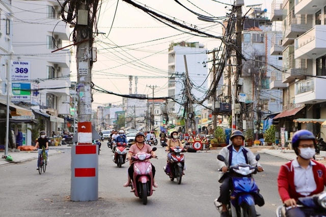 Dãy cột điện ‘án ngữ’ giữa tuyến đường hơn nghìn tỷ đồng ở TPHCM- Ảnh 10.