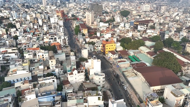 Dãy cột điện ‘án ngữ’ giữa tuyến đường hơn nghìn tỷ đồng ở TPHCM- Ảnh 2.