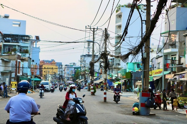 Dãy cột điện ‘án ngữ’ giữa tuyến đường hơn nghìn tỷ đồng ở TPHCM- Ảnh 3.