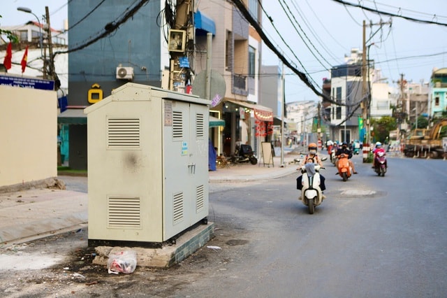 Dãy cột điện ‘án ngữ’ giữa tuyến đường hơn nghìn tỷ đồng ở TPHCM- Ảnh 4.