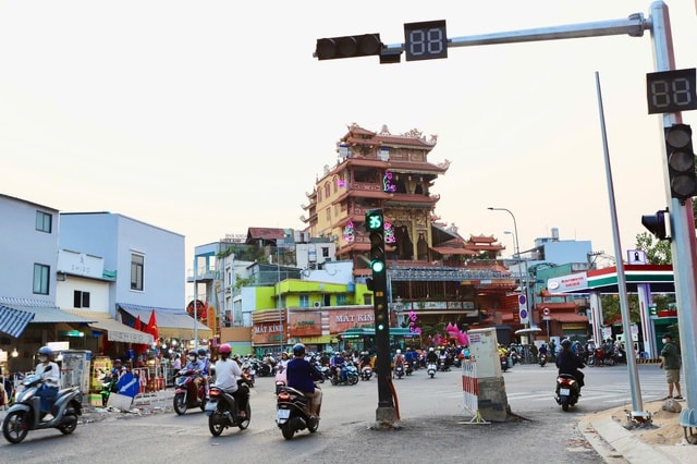 Dãy cột điện ‘án ngữ’ giữa tuyến đường hơn nghìn tỷ đồng ở TPHCM- Ảnh 6.