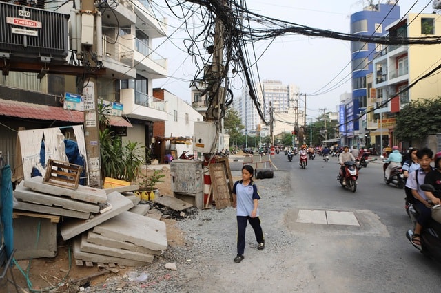 Dãy cột điện ‘án ngữ’ giữa tuyến đường hơn nghìn tỷ đồng ở TPHCM- Ảnh 7.