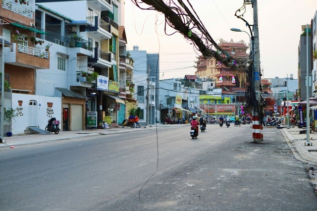 Dãy cột điện ‘án ngữ’ giữa tuyến đường hơn nghìn tỷ đồng ở TPHCM- Ảnh 9.