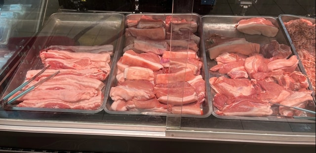 Hà Nội: Thịt lợn, trứng tăng giá trước Tết- Ảnh 1. Hà Nội: Thịt lợn, trứng tăng giá trước Tết- Ảnh 1.