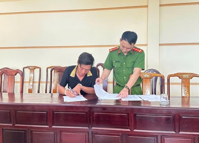 Tham ô tiền đơn hàng, hai nhân viên giao hàng nhanh bị khởi tố- Ảnh 1.