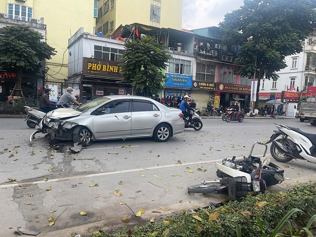 Hà Nội: Tai nạn liên hoàn trên phố Lê Trọng Tấn, nhiều người bị thương- Ảnh 2. Hà Nội: Tai nạn liên hoàn trên phố Lê Trọng Tấn, nhiều người bị thương- Ảnh 2.
