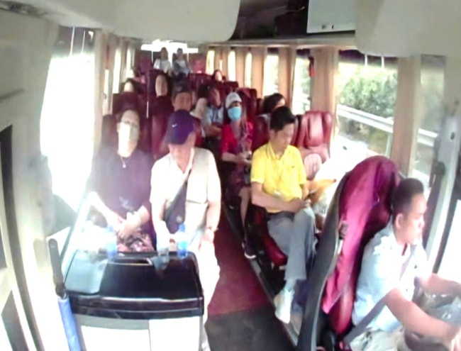 Không thắt dây an toàn trên xe khách, cả tài xế và hành khách đều bị xử phạt- Ảnh 1. Không thắt dây an toàn trên xe khách, cả tài xế và hành khách đều bị xử phạt- Ảnh 1.