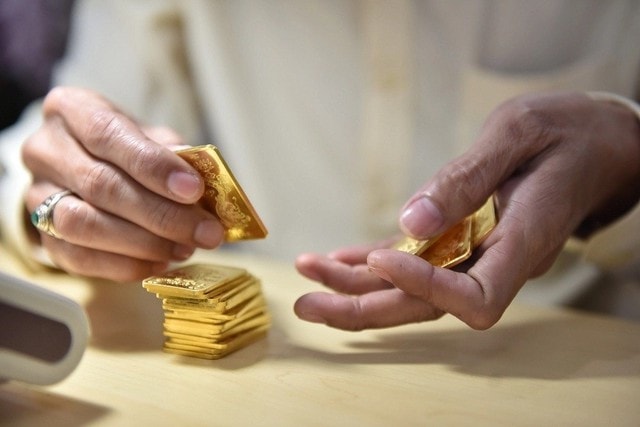 Giá vàng lên đỉnh rồi lại lao dốc, có nên mua đầu tư lúc này?- Ảnh 1. Giá vàng lên đỉnh rồi lại lao dốc, có nên mua đầu tư lúc này?- Ảnh 1.