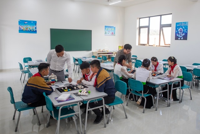 Máy tính bảng, nhạc cụ dân tộc… và ngôi trường '5 sao' hiện đại vùng biên giới Điện Biên- Ảnh 2.
