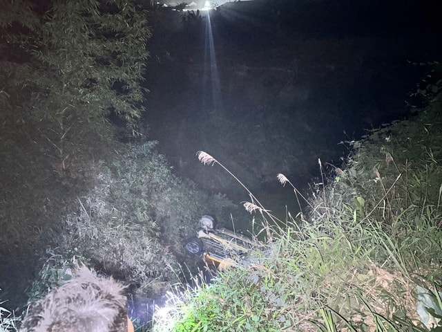 Ô tô lao xuống suối khiến 4 người thương vong- Ảnh 1.