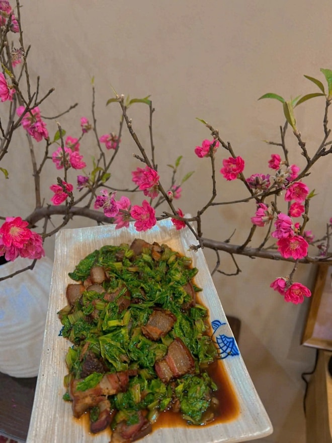 Gói bánh chưng, mua đào từ sớm: Phong cách đón xuân mới của một bộ phận người trẻ- Ảnh 2.