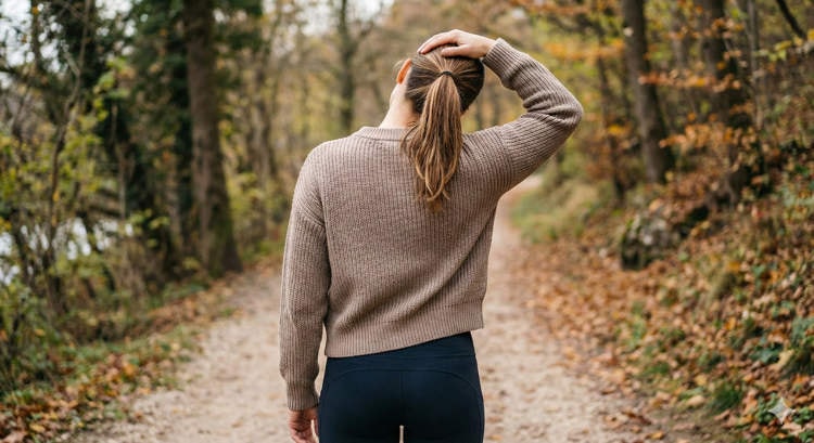 Người phụ nữ bị đột quỵ sau khi bẻ khớp cổ để giảm căng thẳng- Ảnh 1.