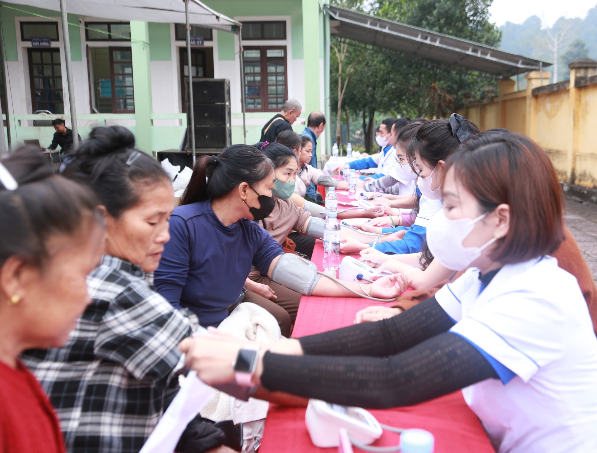 Hơn 1.000 người dân Yên Hòa được khám, tư vấn sức khỏe miễn phí tại 