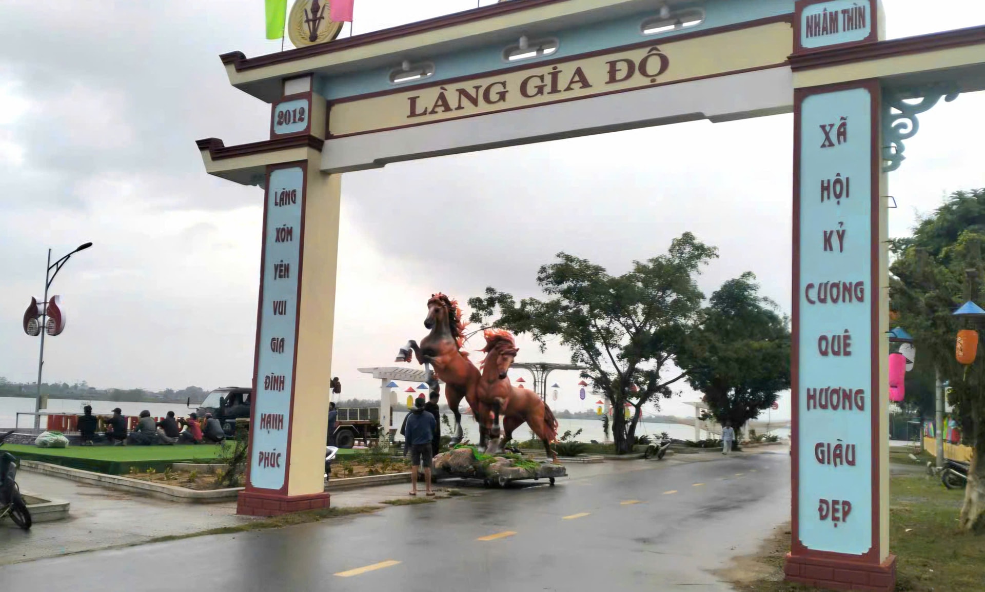 Linh vật Tết Bính Ngọ 2026 ra mắt nhiều nơi ở Quảng Trị- Ảnh 1.