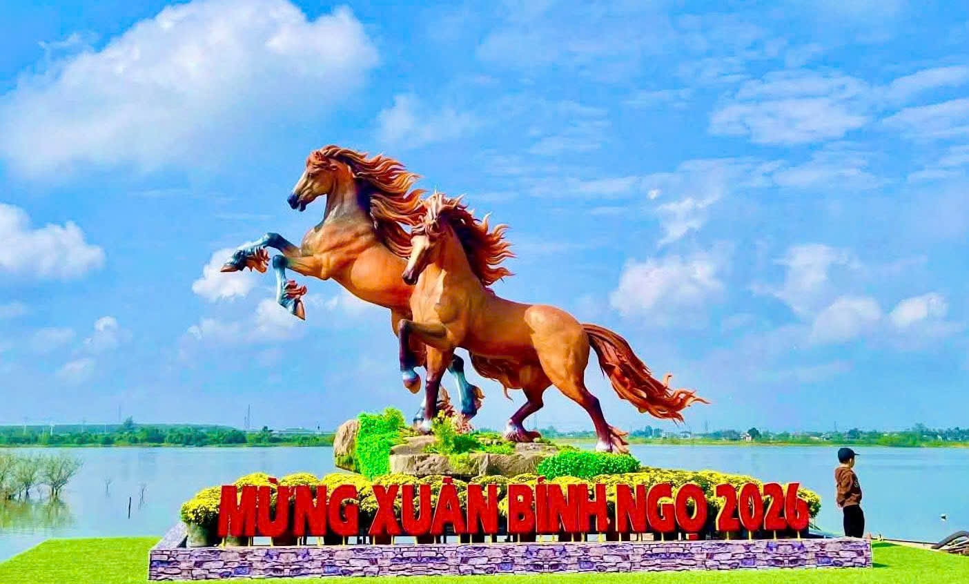 Linh vật Tết Bính Ngọ 2026 ra mắt nhiều nơi ở Quảng Trị- Ảnh 2.