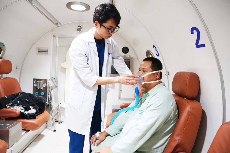 Đang lặn biển, người đàn ông bị tai biến lặn- Ảnh 1. Đang lặn biển, người đàn ông bị tai biến lặn- Ảnh 1.