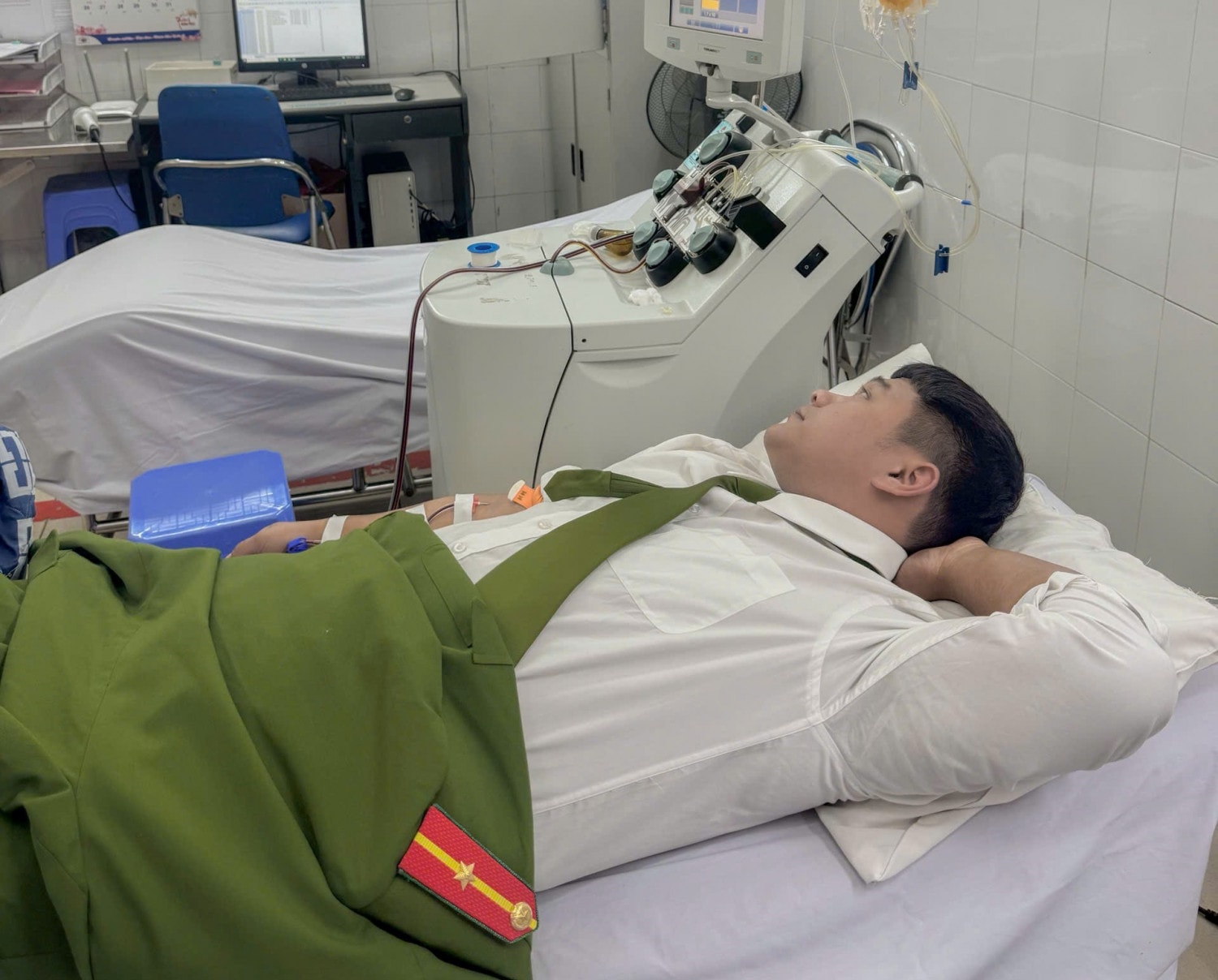 Thiếu úy Công an hiến tiểu cầu cứu bệnh nhân cao tuổi nguy kịch- Ảnh 1. Thiếu úy Công an hiến tiểu cầu cứu bệnh nhân cao tuổi nguy kịch- Ảnh 1.
