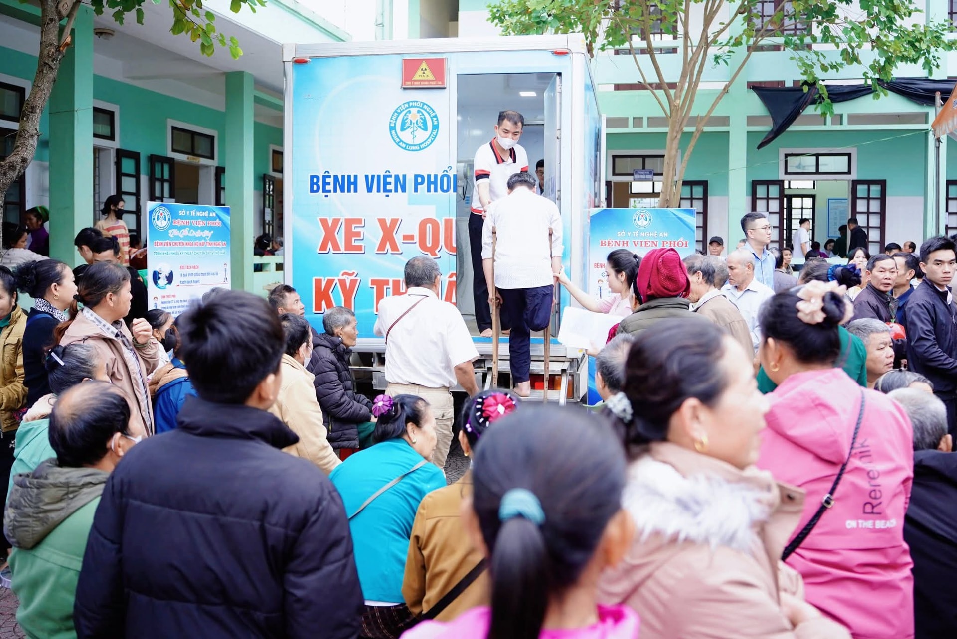 Hơn 1.000 người dân Yên Hòa được khám, tư vấn sức khỏe miễn phí tại 