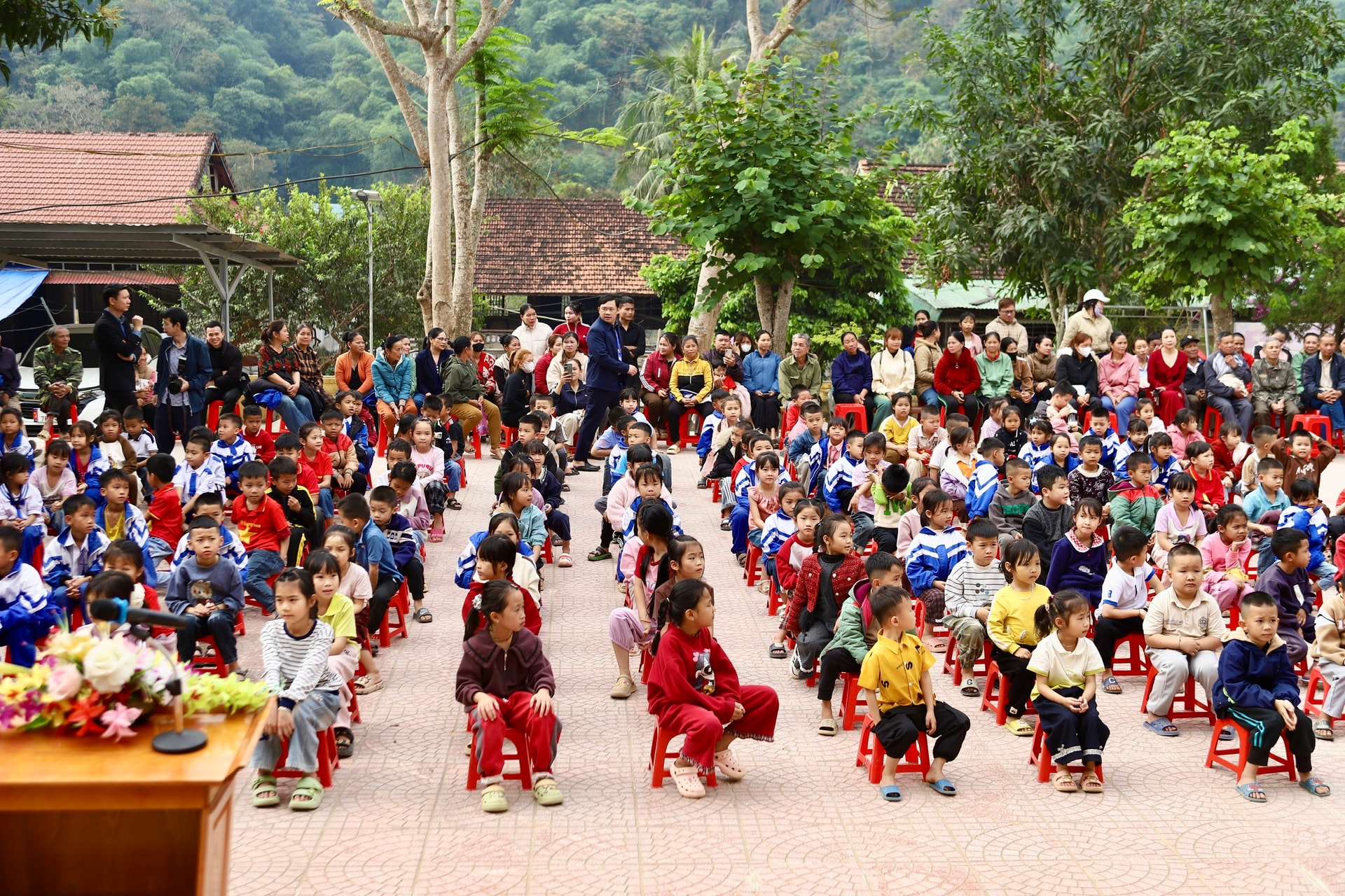 Hơn 1.000 người dân Yên Hòa được khám, tư vấn sức khỏe miễn phí tại 