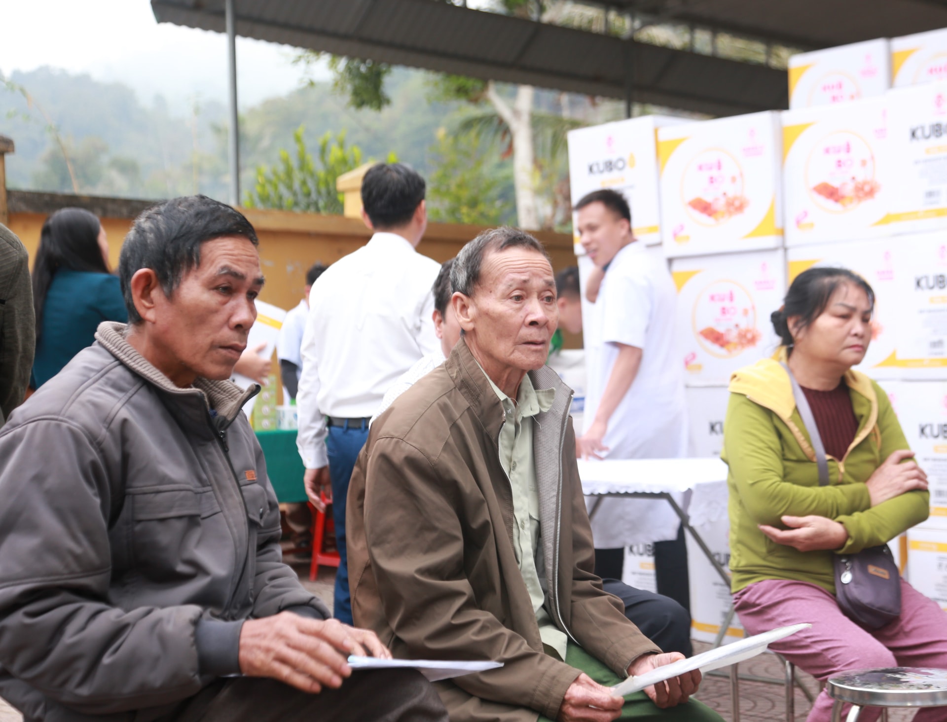 Hơn 1.000 người dân Yên Hòa được khám, tư vấn sức khỏe miễn phí tại 