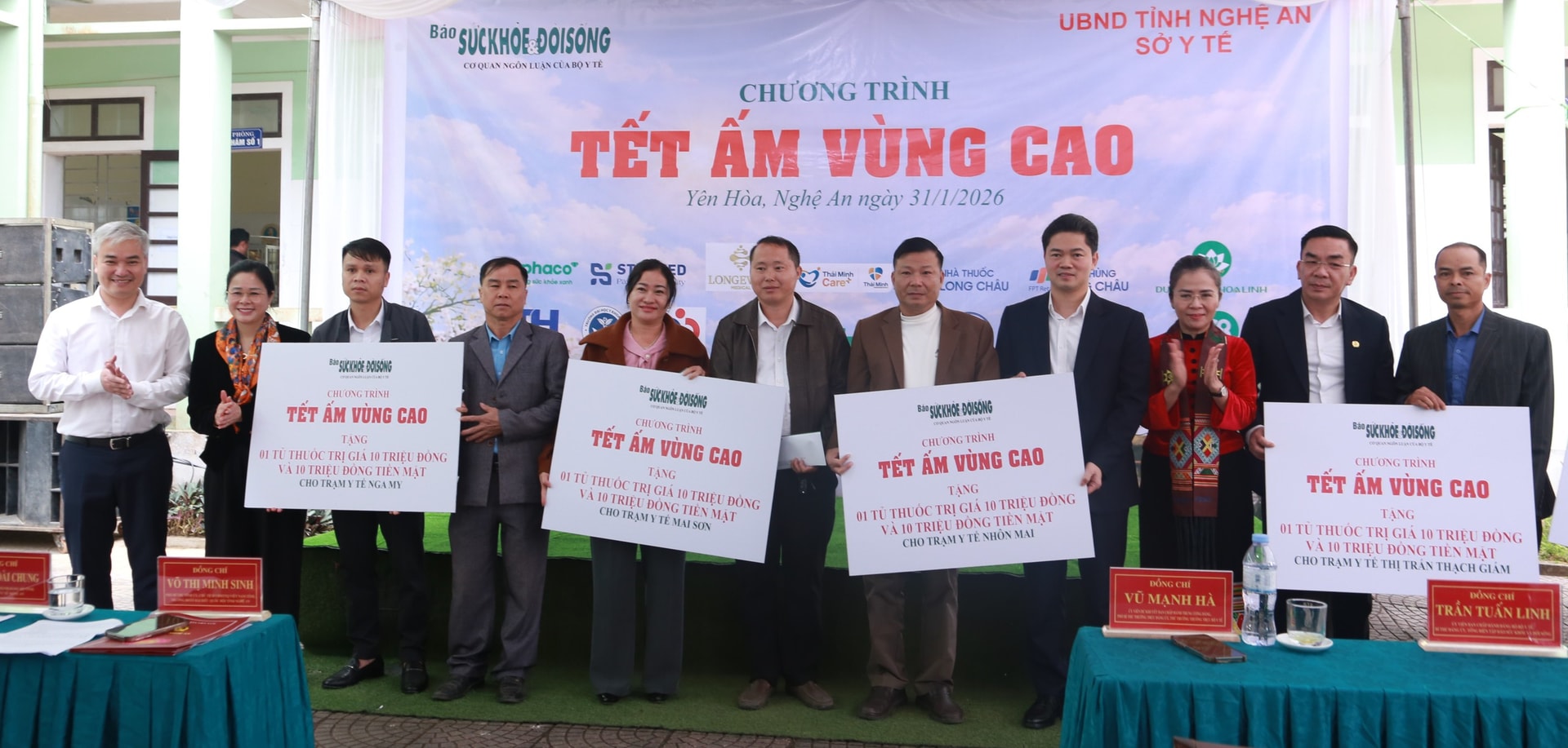 Hơn 1.000 người dân Yên Hòa được khám, tư vấn sức khỏe miễn phí tại 