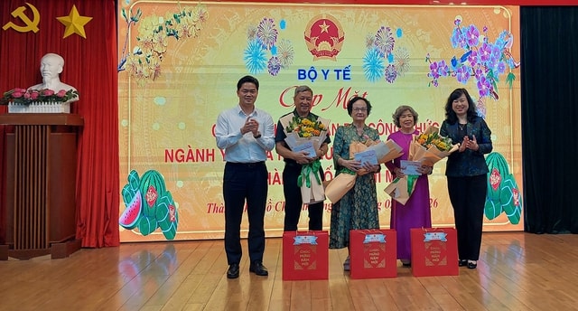 Bộ Y tế gặp gỡ, thăm hỏi và chúc Tết các cán bộ lão thành ngành Y tế - Ảnh 2.