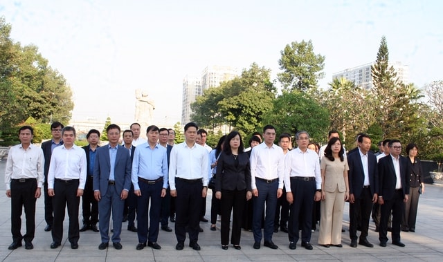 Lãnh đạo Bộ Y tế dâng hương tưởng niệm, tri ân các anh hùng liệt sĩ tại TPHCM- Ảnh 1.