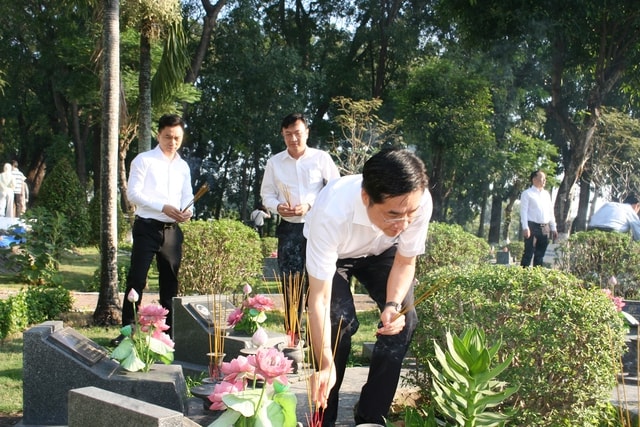 Lãnh đạo Bộ Y tế dâng hương tưởng niệm, tri ân các anh hùng liệt sĩ tại TPHCM- Ảnh 7.