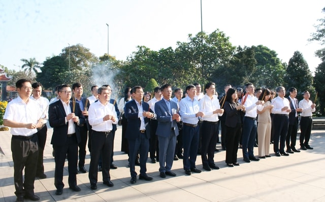 Lãnh đạo Bộ Y tế dâng hương tưởng niệm, tri ân các anh hùng liệt sĩ tại TPHCM- Ảnh 4.