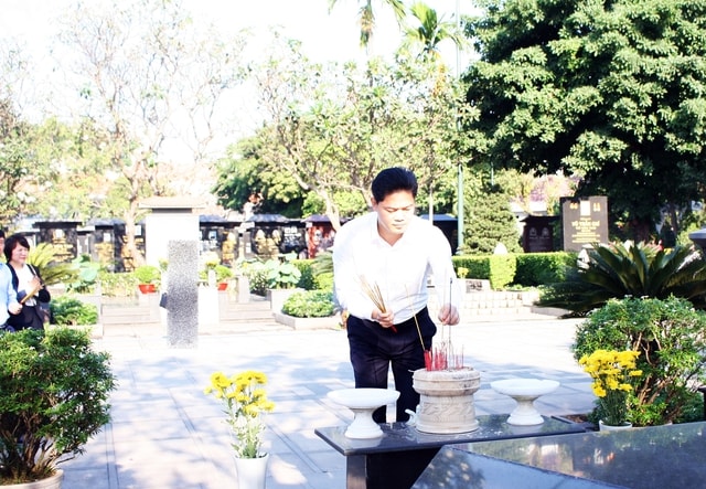 Lãnh đạo Bộ Y tế dâng hương tưởng niệm, tri ân các anh hùng liệt sĩ tại TPHCM- Ảnh 5.