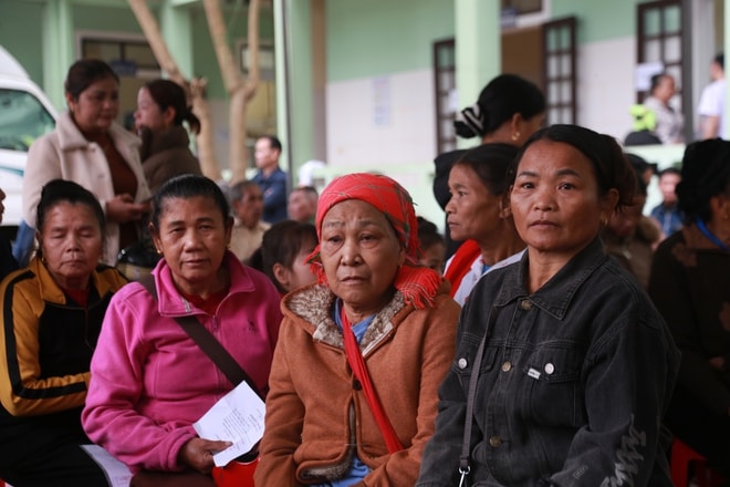 Hơn 1.000 người dân Yên Hòa được khám, tư vấn sức khỏe miễn phí tại 