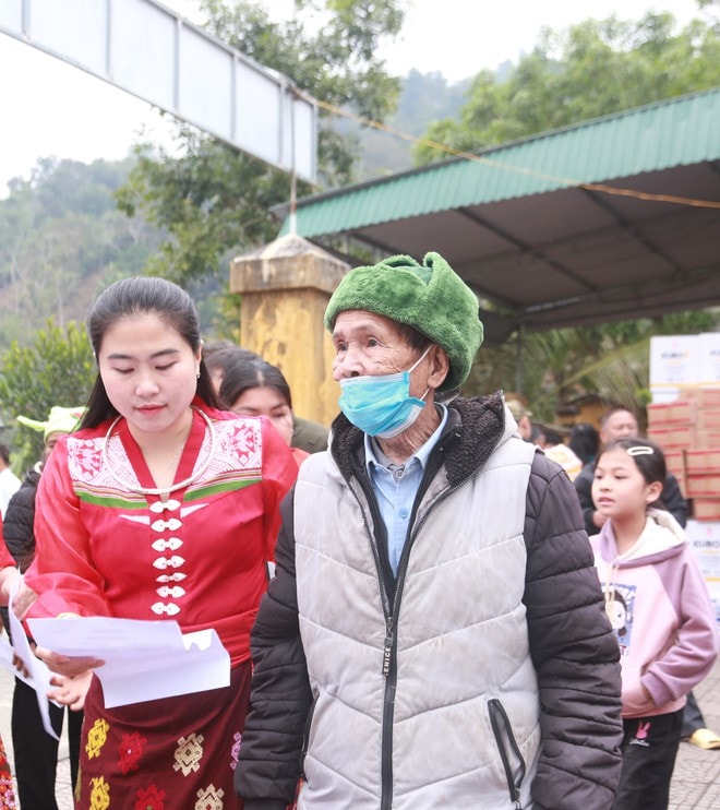 Hơn 1.000 người dân Yên Hòa được khám, tư vấn sức khỏe miễn phí tại 