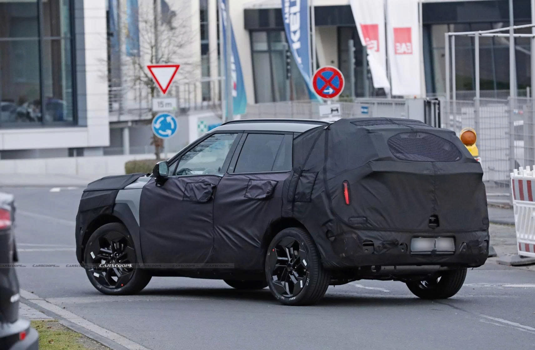 Phần đuôi cũng được thiết kế vuông vắn, thay vì mềm mại, bo cong như bản hiện hành.