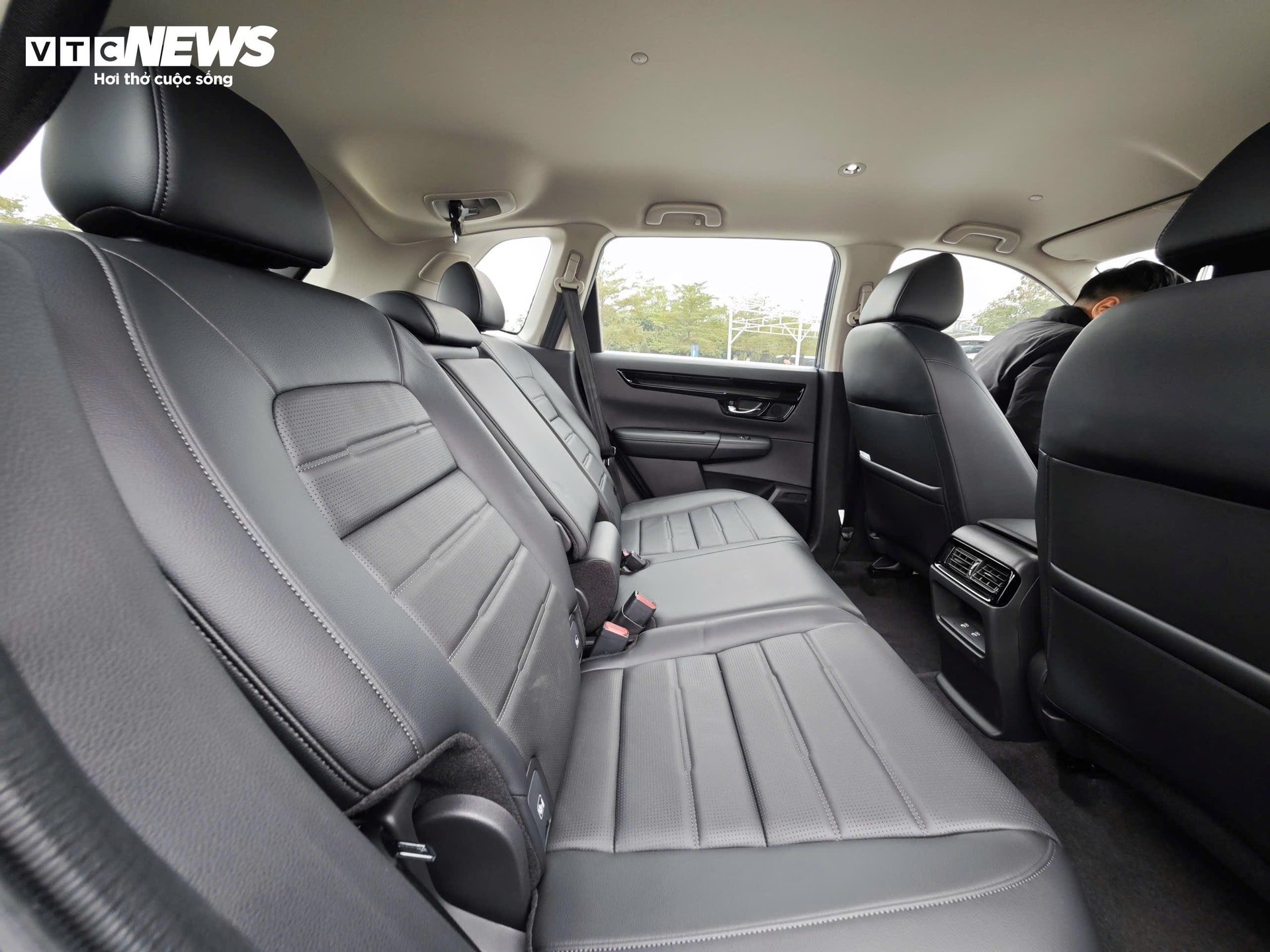 Khu vực hàng ghế sau được trang bị đầy đủ cửa gió điều hòa riêng biệt và cổng sạc USB.