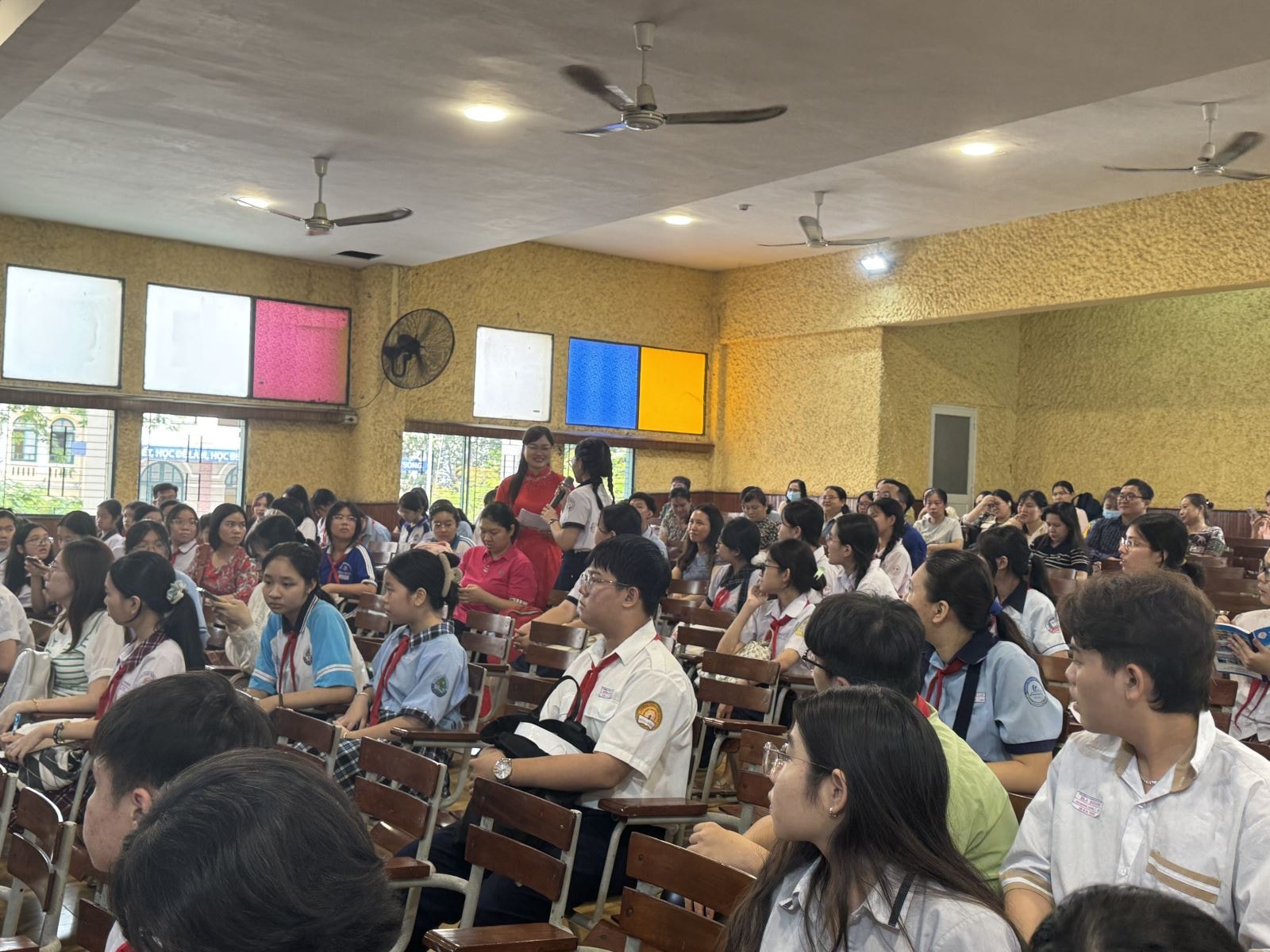 TP Hồ Chí Minh: Phụ huynh rà soát dữ liệu tuyển sinh lớp 1 và lớp 6 từ ngày 3/2- Ảnh 1. TP Hồ Chí Minh: Phụ huynh rà soát dữ liệu tuyển sinh lớp 1 và lớp 6 từ ngày 3/2- Ảnh 1.