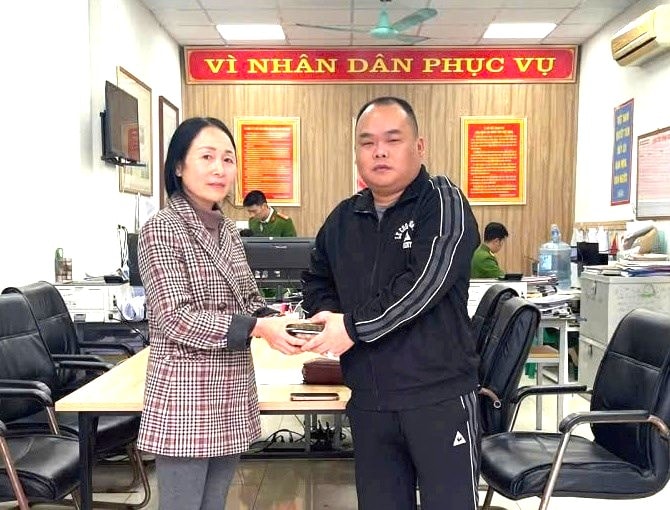 Nhặt được 2 cây vàng cùng nhiều tài sản, người đàn ông Hải Phòng vội trình báo công an- Ảnh 1. Nhặt được 2 cây vàng cùng nhiều tài sản, người đàn ông Hải Phòng vội trình báo công an- Ảnh 1.