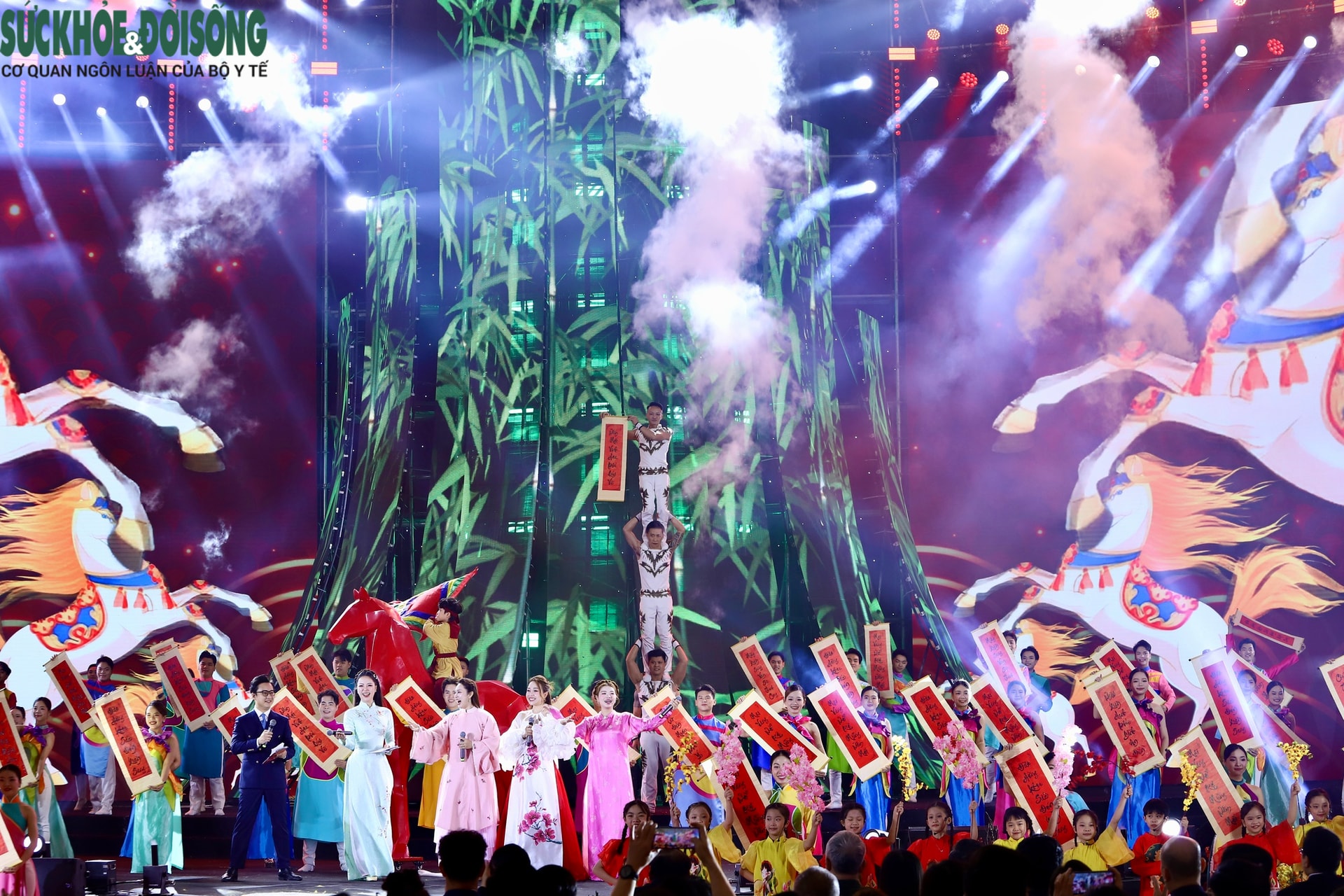 Hình ảnh ấn tượng Lễ khai mạc Hội chợ Mùa Xuân 2026- Ảnh 4. Hình ảnh ấn tượng Lễ khai mạc Hội chợ Mùa Xuân 2026- Ảnh 4.