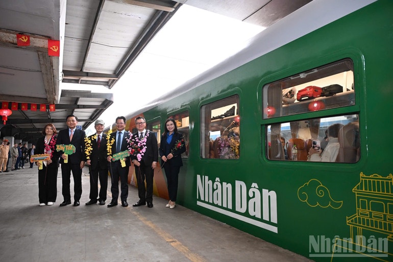 Báo Nhân Dân ra mắt 'Chuyến tàu hạnh phúc': Hành trình nhân văn chào Xuân mới- Ảnh 5. Báo Nhân Dân ra mắt 'Chuyến tàu hạnh phúc': Hành trình nhân văn chào Xuân mới- Ảnh 5.