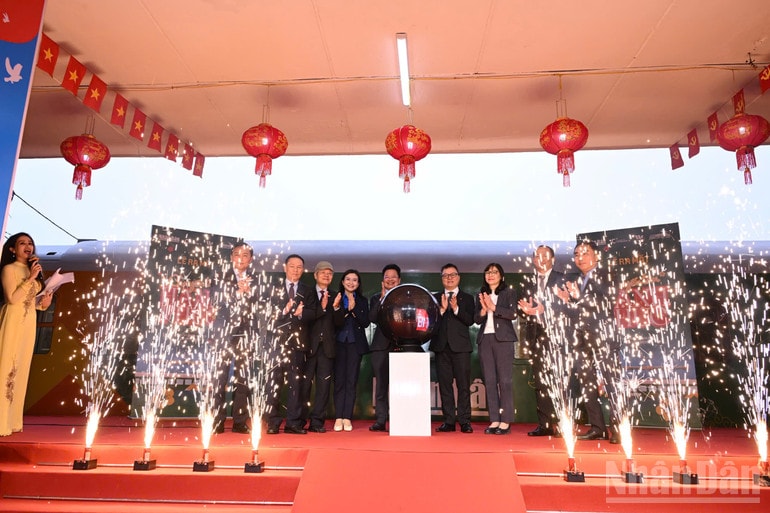 Báo Nhân Dân ra mắt 'Chuyến tàu hạnh phúc': Hành trình nhân văn chào Xuân mới- Ảnh 3. Báo Nhân Dân ra mắt 'Chuyến tàu hạnh phúc': Hành trình nhân văn chào Xuân mới- Ảnh 3.