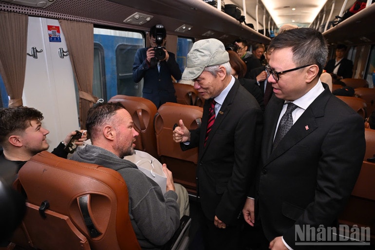 Báo Nhân Dân ra mắt 'Chuyến tàu hạnh phúc': Hành trình nhân văn chào Xuân mới- Ảnh 6. Báo Nhân Dân ra mắt 'Chuyến tàu hạnh phúc': Hành trình nhân văn chào Xuân mới- Ảnh 6.