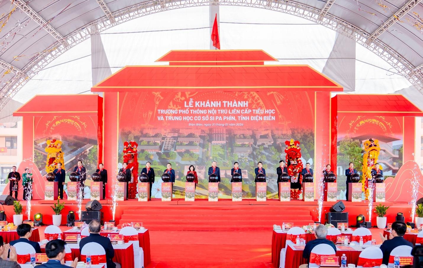 Sun Group cam kết đồng hành lâu dài và trao 2 tỷ đồng tài trợ trường liên cấp Si Pa Phìn, Điện Biên- Ảnh 2. A group of people on stage AI-generated content may be incorrect.