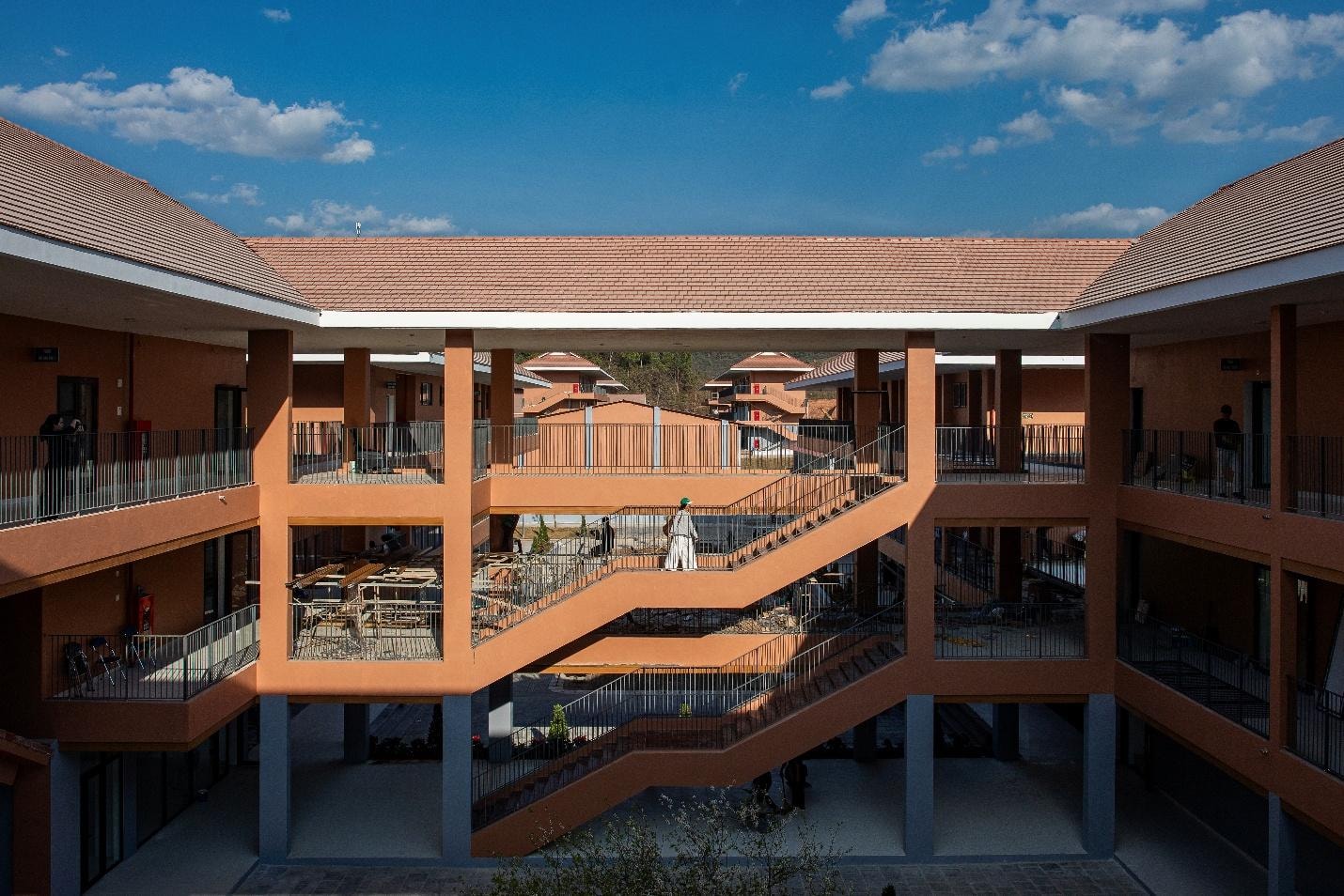 Sun Group cam kết đồng hành lâu dài và trao 2 tỷ đồng tài trợ trường liên cấp Si Pa Phìn, Điện Biên- Ảnh 3. A building with a roof and stairs AI-generated content may be incorrect.