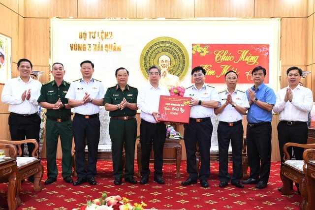 TPHCM và Quân chủng Hải quân chúc Tết Bộ Tư lệnh Vùng 5 Hải quân- Ảnh 2.