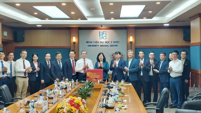 Bộ trưởng Bộ Y tế thăm, chúc Tết Bệnh viện Đại học Y Dược TPHCM, ghi nhận nhiều điểm sáng trong phát triển chuyên sâu- Ảnh 4.