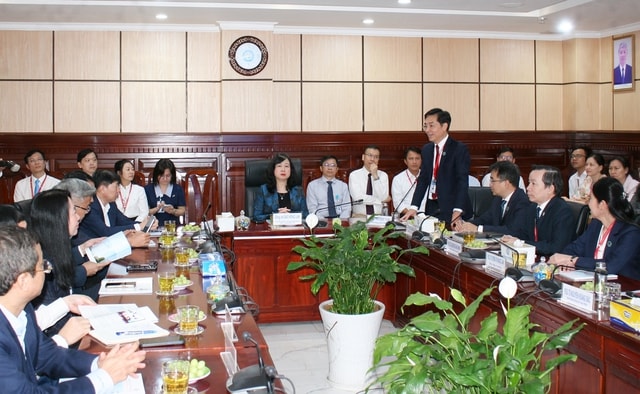 Bộ trưởng Đào Hồng Lan thăm, chúc Tết thầy trò ĐH Y Dược TPHCM- Ảnh 2.