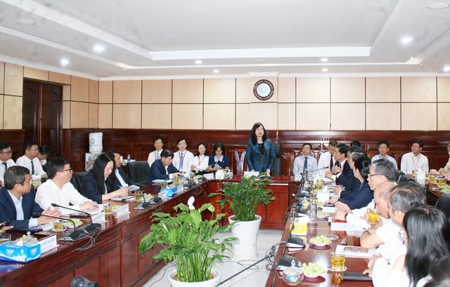 Bộ trưởng Đào Hồng Lan thăm, chúc Tết thầy trò ĐH Y Dược TPHCM- Ảnh 1.