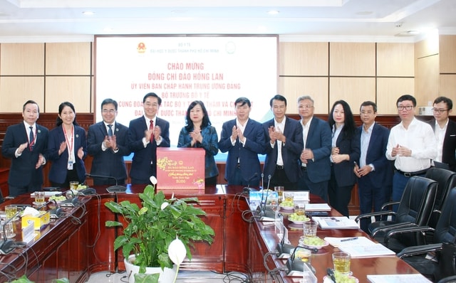 Bộ trưởng Đào Hồng Lan thăm, chúc Tết thầy trò ĐH Y Dược TPHCM- Ảnh 4.